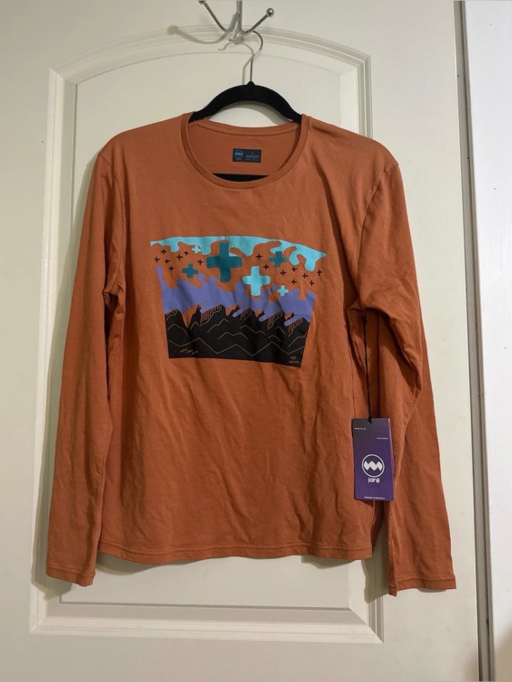 Janji Men's Long-Sleeve Runterra Bio GFX Shirt - Rust Orange